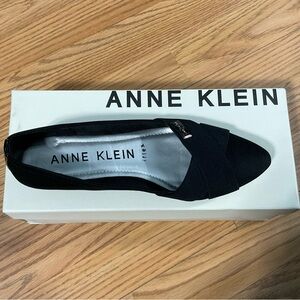 Women’s flat black dress shoe